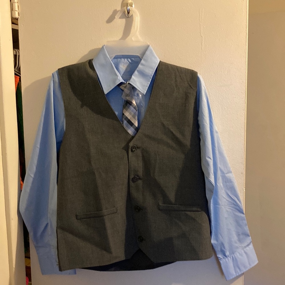 Big boys 3 piece suit with tie. Size Boys 14 Husky